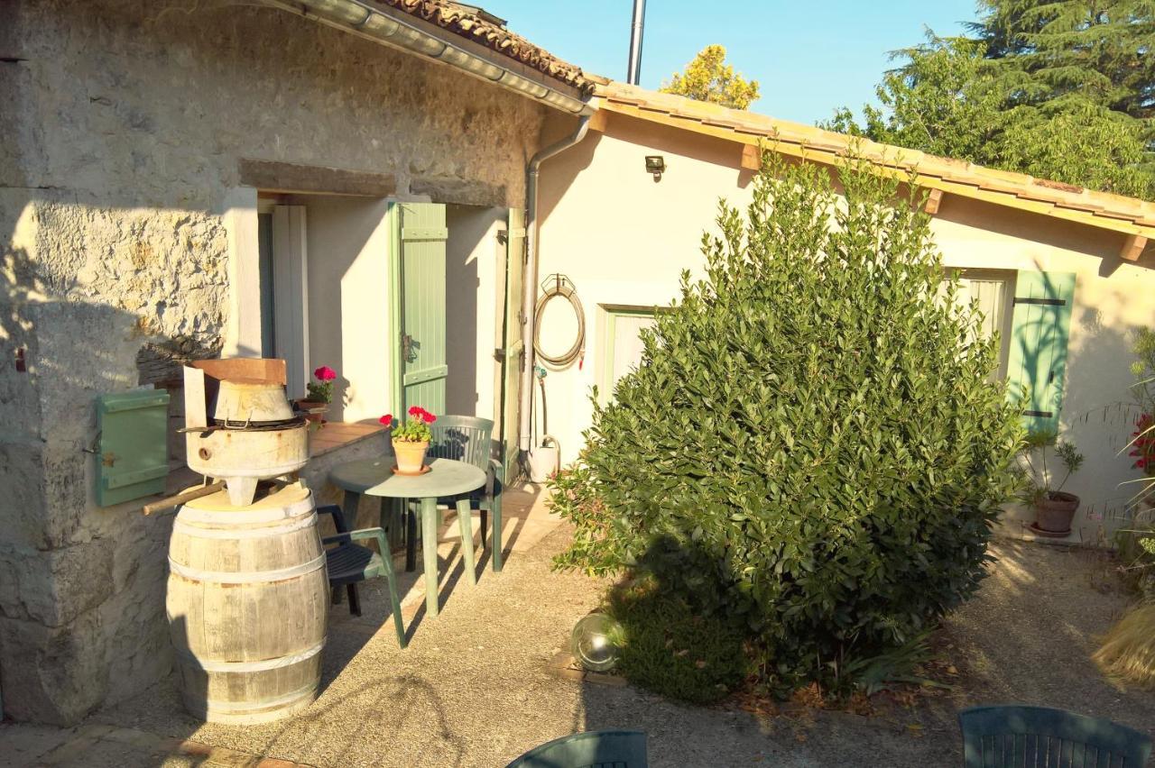 Les Glycines Bed & Breakfast Еме Екстериор снимка