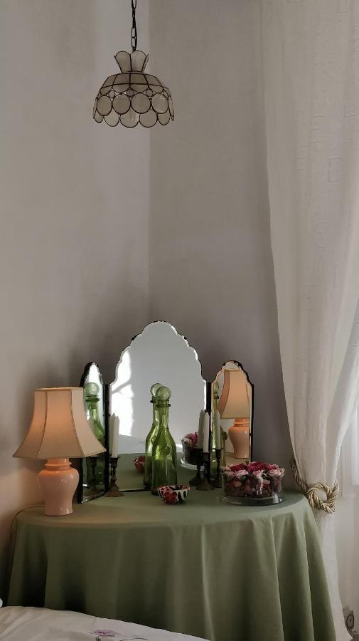 Les Glycines Bed & Breakfast Еме Екстериор снимка